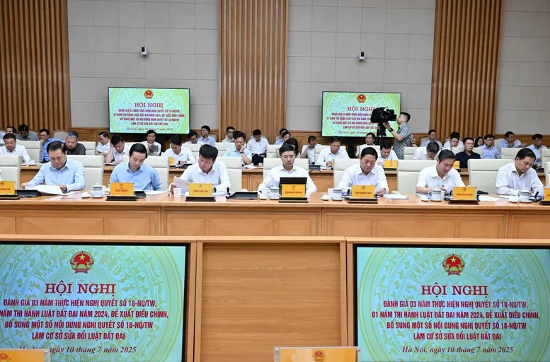 Thủ tướng chủ trì hội nghị quan trọng về Nghị quyết 18 và Luật Đất đai 2024 - Ảnh 1.