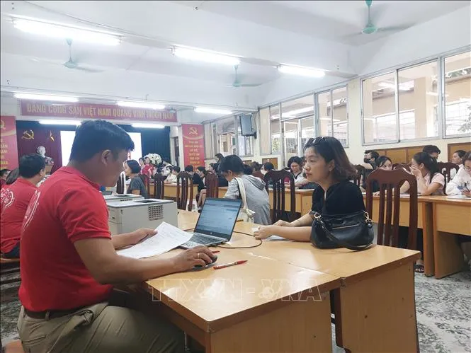 Nhập học lớp 10 tại Hà Nội: Phụ huynh chọn đến trường để yên tâm hơn- Ảnh 1. Nhập học lớp 10 tại Hà Nội: Phụ huynh chọn đến trường để yên tâm hơn- Ảnh 1.