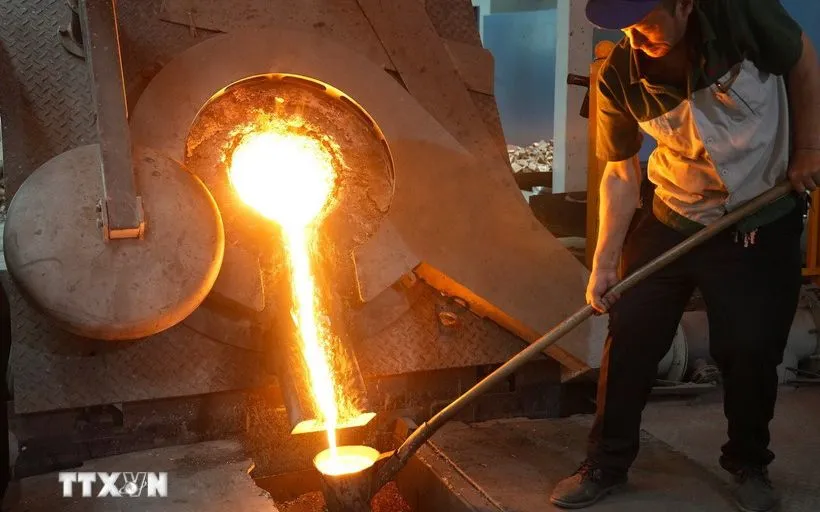 Công nhân làm việc tại nhà máy sản xuất đồng ở tỉnh Hà Bắc, Trung Quốc. (Ảnh: THX/TTXVN)