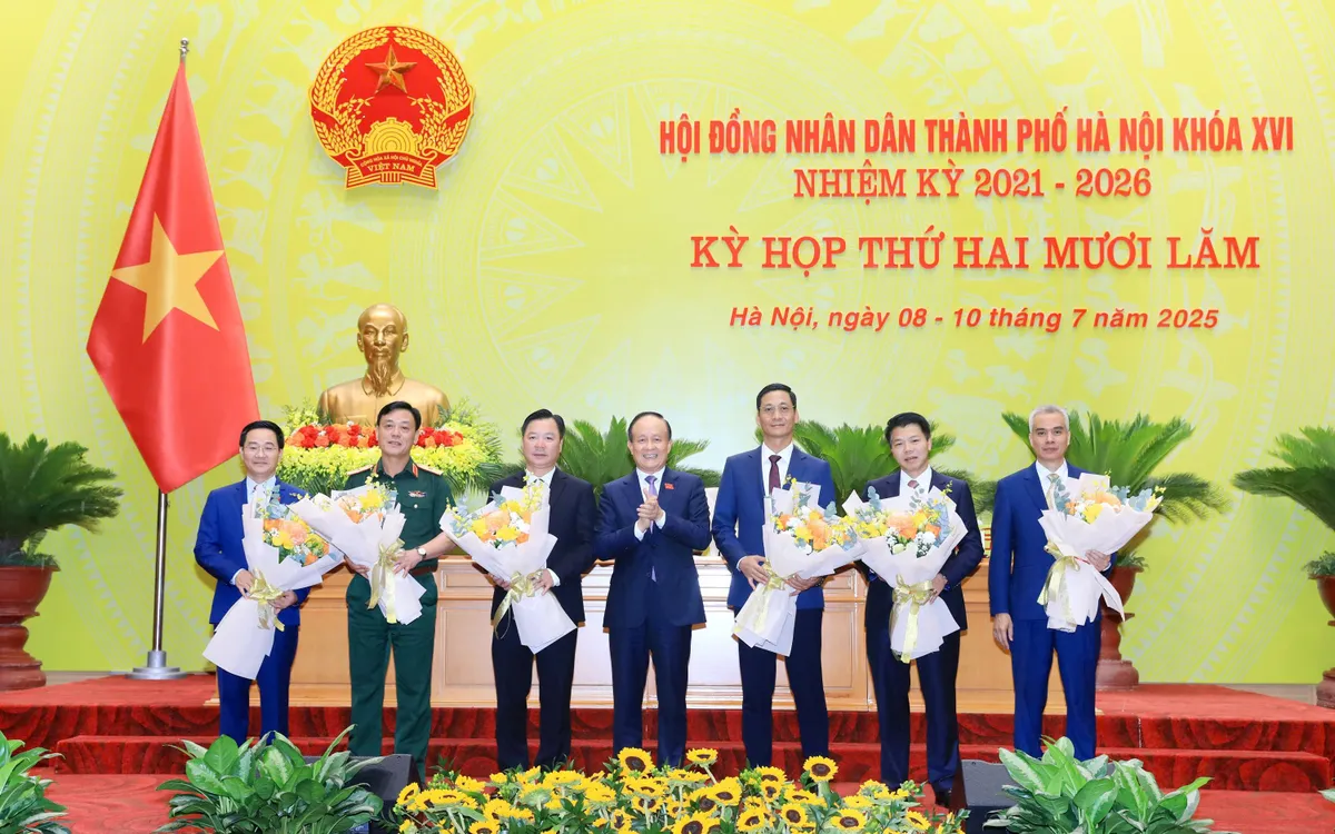 Chủ tịch HĐND Thành phố Hà Nội Nguyễn Ngọc Tuấn chúc mừng các nhân sự nhận nhiệm vụ mới Chủ tịch HĐND Thành phố Hà Nội Nguyễn Ngọc Tuấn chúc mừng các nhân sự nhận nhiệm vụ mới