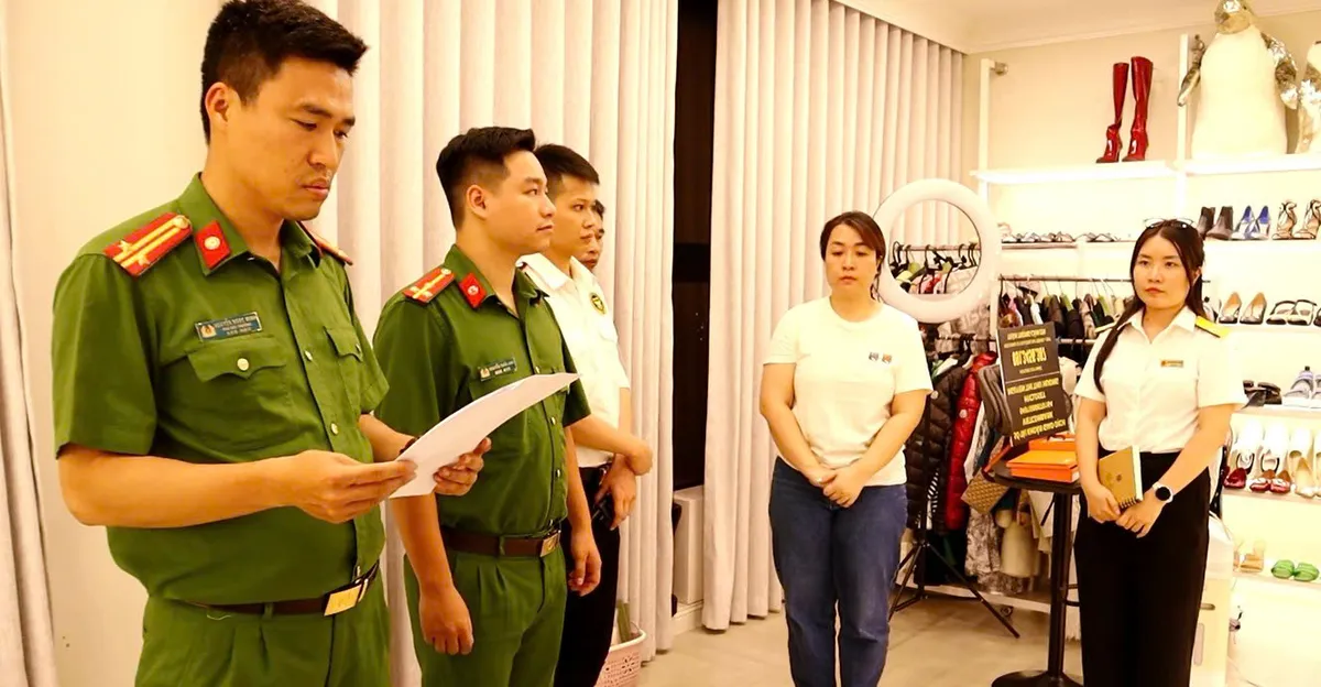 Thu gần 1.000 tỷ đồng từ bán quần áo, giày dép… nhưng không kê khai, nộp thuế- Ảnh 1. Thu gần 1.000 tỷ đồng từ bán quần áo, giày dép… nhưng không kê khai, nộp thuế- Ảnh 1.