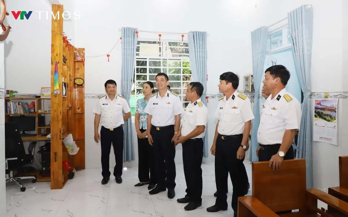 Đồng chí Chính ủy Quân chủng Hải quân và các đại biểu thăm căn nhà của gia đình Đại uý QNCN Phạm Văn Duẩn Đồng chí Chính ủy Quân chủng Hải quân và các đại biểu thăm căn nhà của gia đình Đại uý QNCN Phạm Văn Duẩn