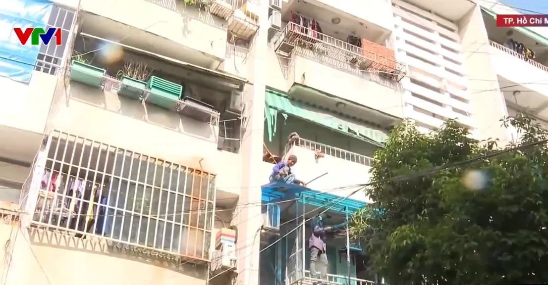TP Hồ Chí Minh vận động người dân phá bỏ “chuồng cọp”, mở lối thoát hiểm sau vụ cháy cư xá - Ảnh 1.