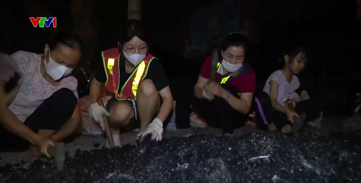 Nhóm tình nguyện "chữa lành" những con đường - Ảnh 2.