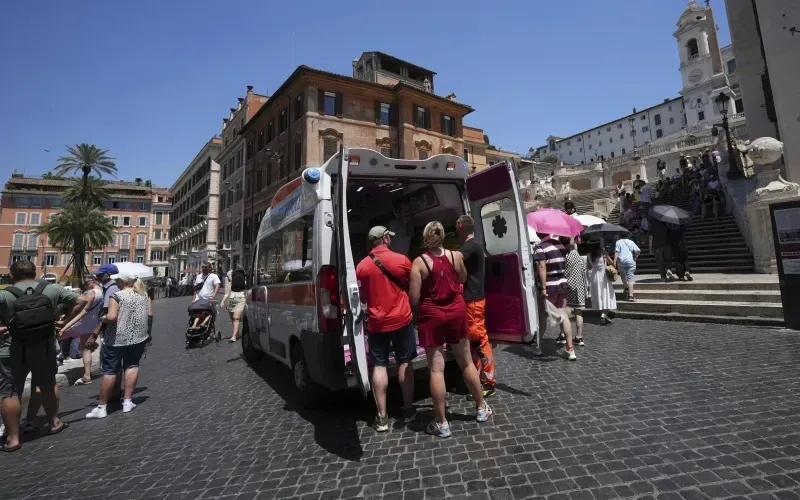 Nhân viên y tế hỗ trợ du khách và người dân gần bậc thang Tây Ban Nha ở Rome, Italy, ngày 1/7/2025. (Ảnh: AP)