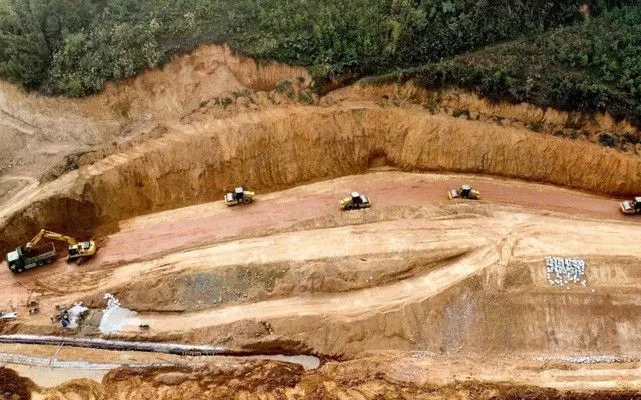 Đơn vị thi công công trình cầu Hàm Yên thuộc dự án cao tốc Tuyên Quang - Hà Giang huy động máy móc thi công 3 ca, 4 kíp để đảm bảo tiến độ. (Ảnh: TTXVN)