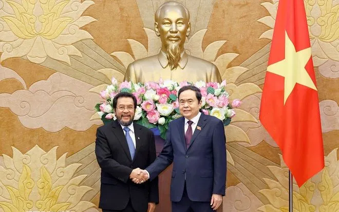Chủ tịch Quốc hội Trần Thanh Mẫn tiếp Phó Chủ tịch Thượng viện Indonesia Yorrus Raweyai. (Ảnh: TTXVN)