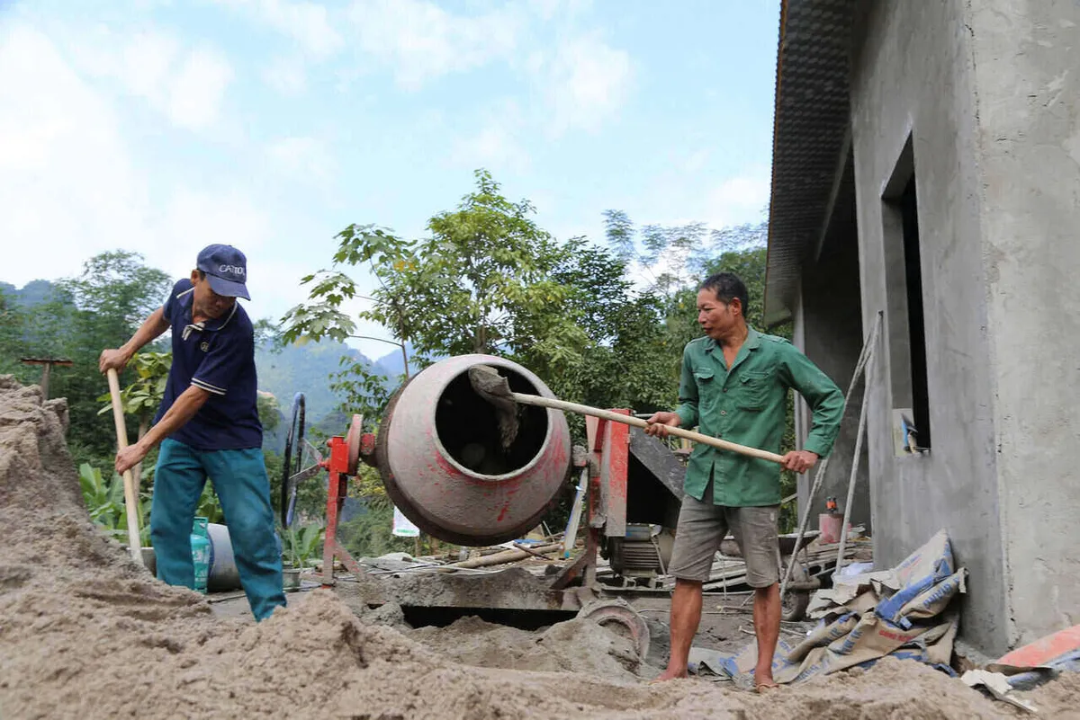 Tăng giá nguyên vật liệu: Áp lực đè nặng lên cuộc sống người dân - Ảnh 2.