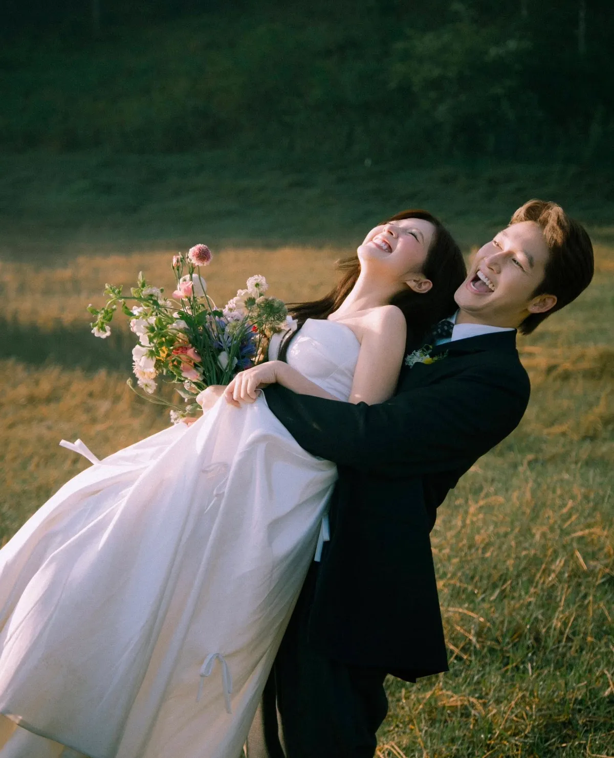 Đình Tú - Ngọc Huyền tung ảnh cưới, hé lộ thời điểm hôn lễ- Ảnh 1.