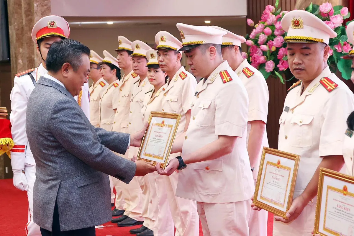 Hà Nội gặp mặt, biểu dương các điển hình tiên tiến trong lực lượng Công an Thủ đô- Ảnh 3. Hà Nội gặp mặt, biểu dương các điển hình tiên tiến trong lực lượng Công an Thủ đô- Ảnh 3.
