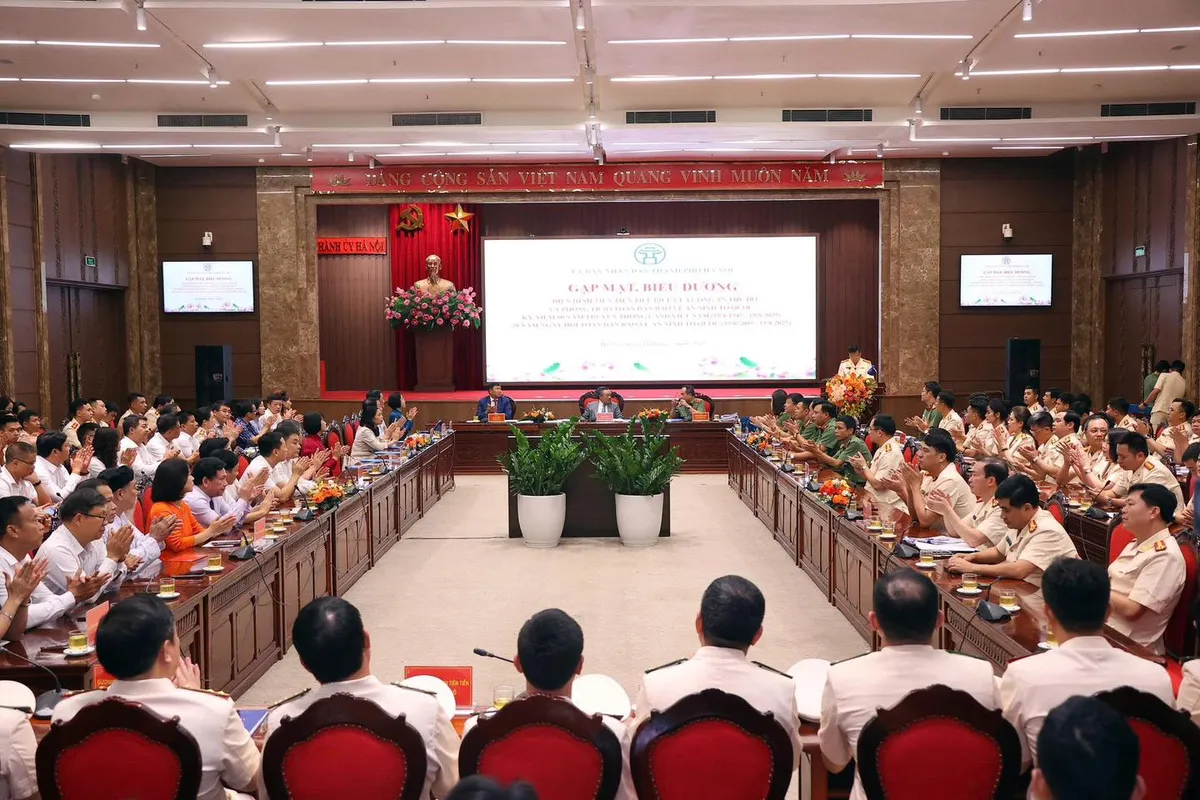 Hà Nội gặp mặt, biểu dương các điển hình tiên tiến trong lực lượng Công an Thủ đô- Ảnh 1. Hà Nội gặp mặt, biểu dương các điển hình tiên tiến trong lực lượng Công an Thủ đô- Ảnh 1.