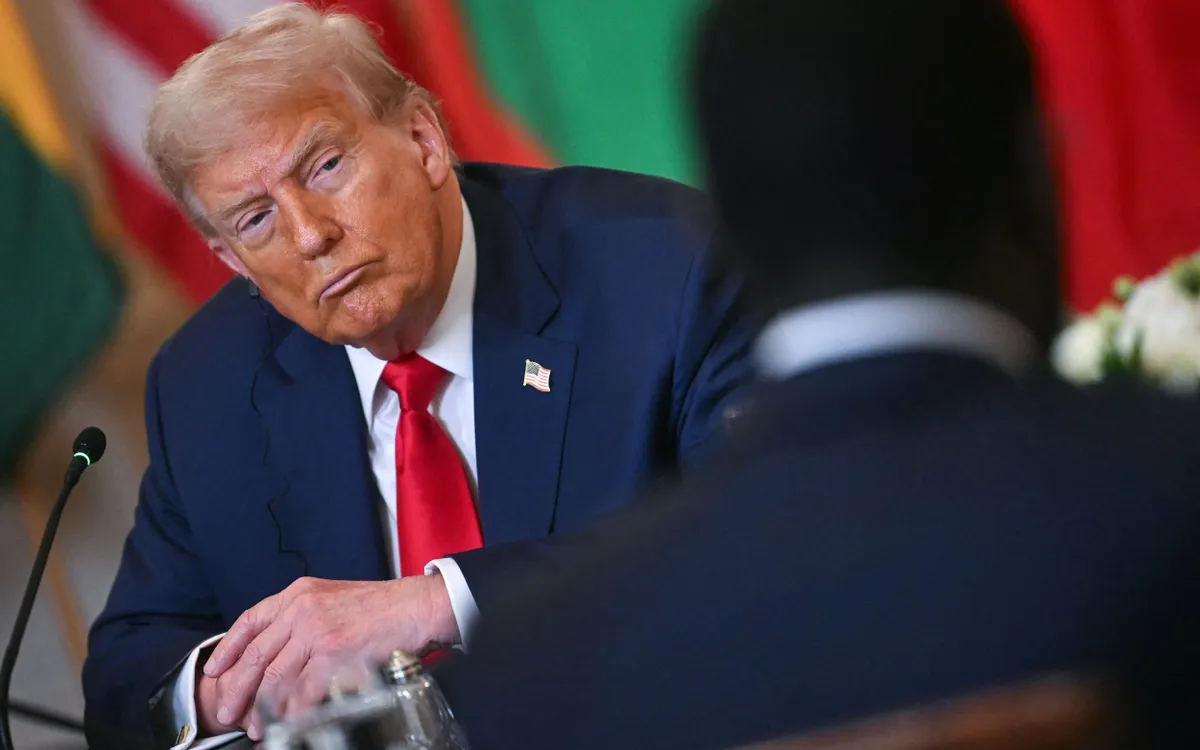 Tổng thống Donald Trump lắng nghe Tổng thống Senegal Bassirou Diomaye Faye phát biểu tại cuộc gặp ở Nhà Trắng hôm 9/7/2025 (Ảnh: AFP) Tổng thống Donald Trump lắng nghe Tổng thống Senegal Bassirou Diomaye Faye phát biểu tại cuộc gặp ở Nhà Trắng hôm 9/7/2025 (Ảnh: AFP)