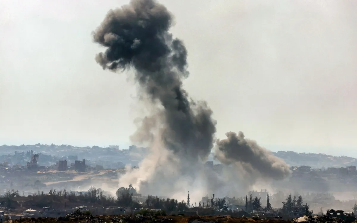 Khói bốc lên nghi ngút trong một cuộc không kích của Israel vào vùng lãnh thổ Palestine đang bị bao vây, ngày 10/7/2025 (Ảnh: AFP) Khói bốc lên nghi ngút trong một cuộc không kích của Israel vào vùng lãnh thổ Palestine đang bị bao vây, ngày 10/7/2025 (Ảnh: AFP)