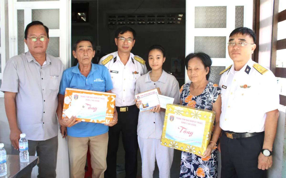 Tặng quà gia đình cháu Hồ Ngọc Yến.