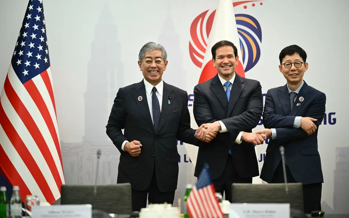 Từ trái sang: Ngoại trưởng Nhật Bản Takeshi Iwaya, Ngoại trưởng Mỹ Marco Rubio và Thứ trưởng Ngoại giao Hàn Quốc Park Yoon-joo, tại Kuala Lumpur, ngày 11/7 (Ảnh: AP) Từ trái sang: Ngoại trưởng Nhật Bản Takeshi Iwaya, Ngoại trưởng Mỹ Marco Rubio và Thứ trưởng Ngoại giao Hàn Quốc Park Yoon-joo, tại Kuala Lumpur, ngày 11/7 (Ảnh: AP)