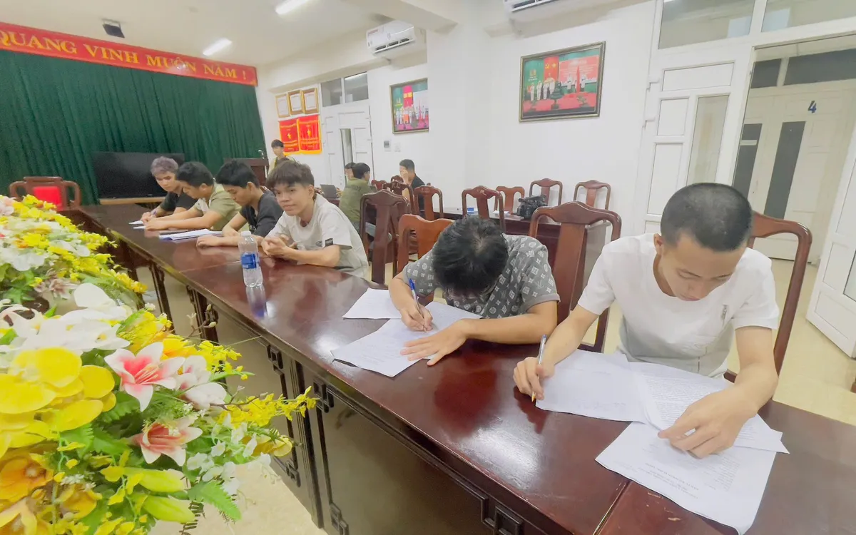 Cơ quan chức năng lấy lời khai từ các đối tượng Cơ quan chức năng lấy lời khai từ các đối tượng