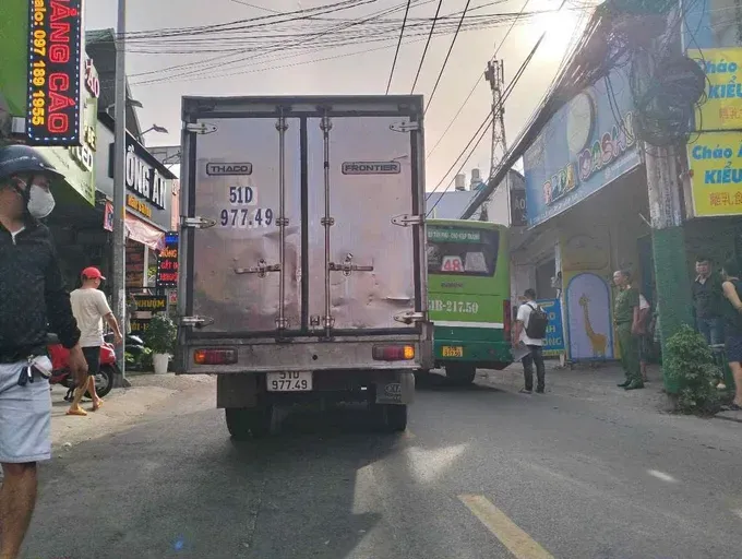 Công an điều tra vụ tài xế xe tải cầm dao truy đuổi tài xế xe buýt ở TP Hồ Chí Minh - Ảnh 2.