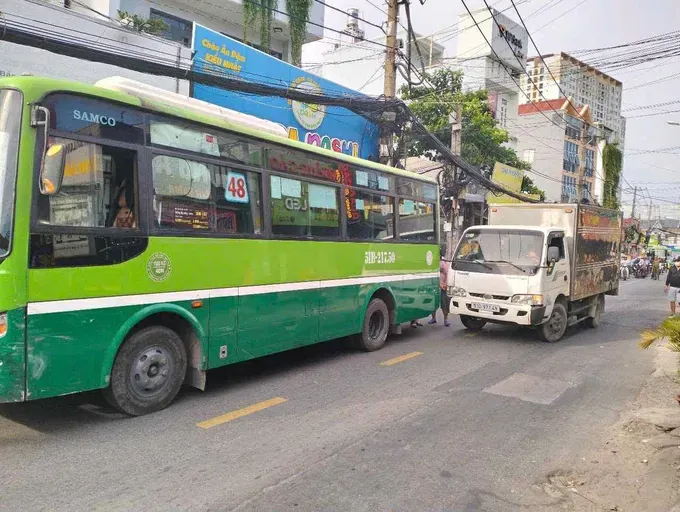 Công an điều tra vụ tài xế xe tải cầm dao truy đuổi tài xế xe buýt ở TP Hồ Chí Minh - Ảnh 1.
