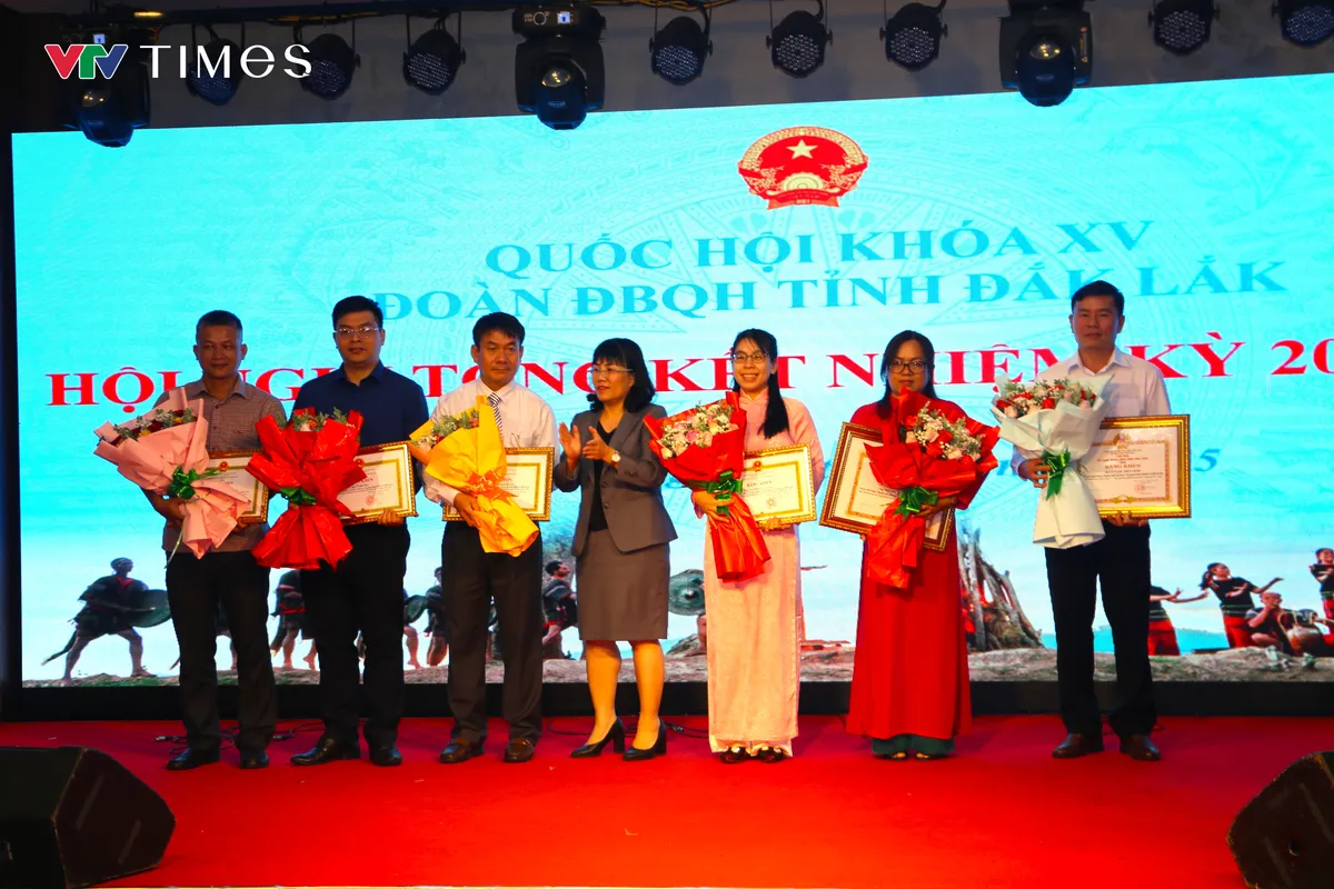 Từ nghị trường đến buôn làng: Đoàn ĐBQH tỉnh Đắk Lắk để lại nhiều dấu ấn nhiệm kỳ 2021 – 2026 - Ảnh 5.