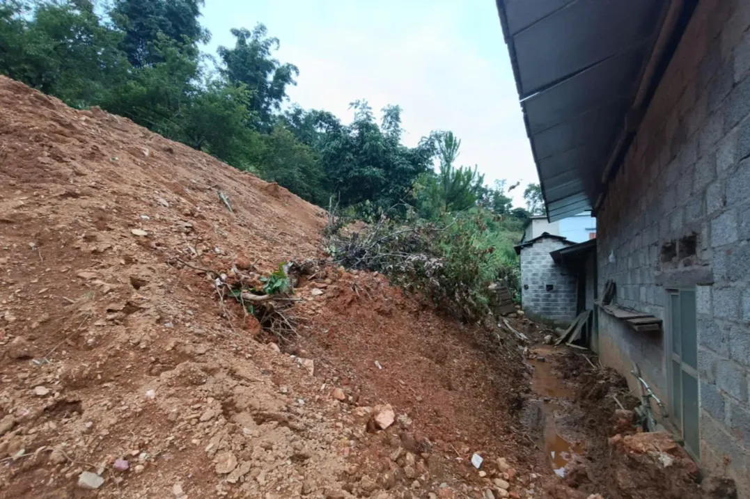 Thái Nguyên: Ngân Sơn sạt lở đất nghiêm trọng, hơn 70.000m³ đất có nguy cơ sụt lún- Ảnh 1.