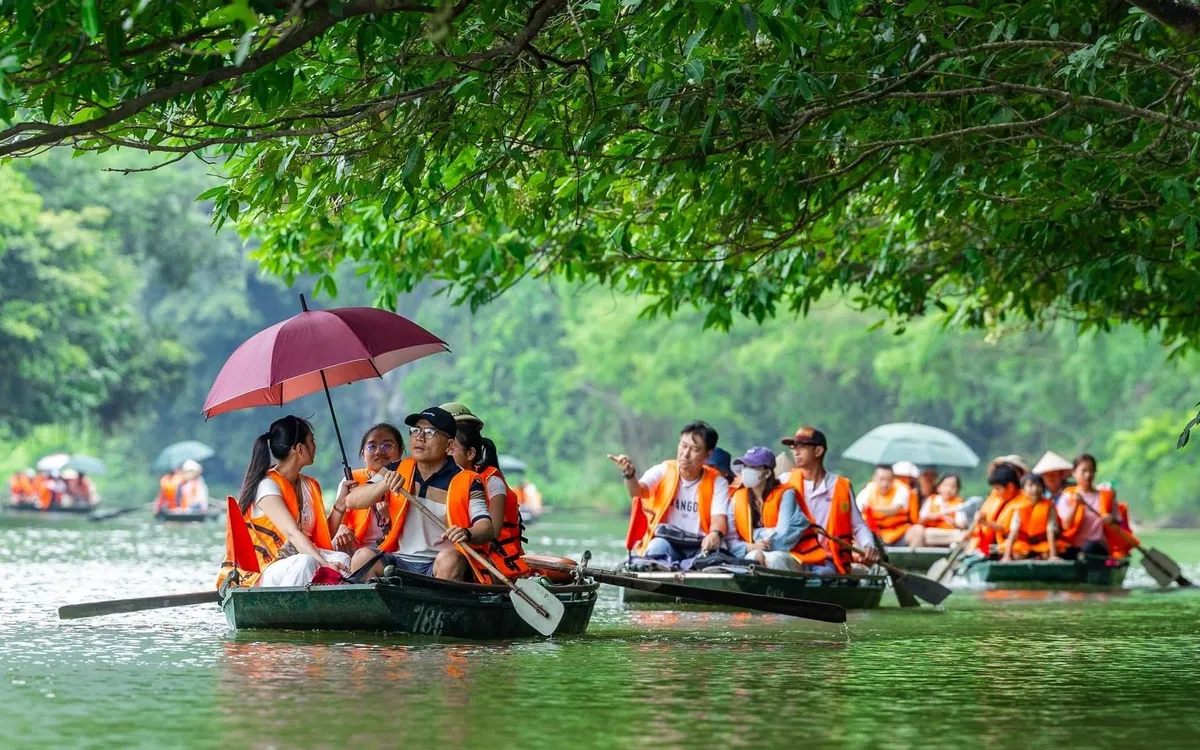 Ngành du lịch tỉnh Ninh Bình tiếp tục là điểm sáng. Ngành du lịch tỉnh Ninh Bình tiếp tục là điểm sáng.