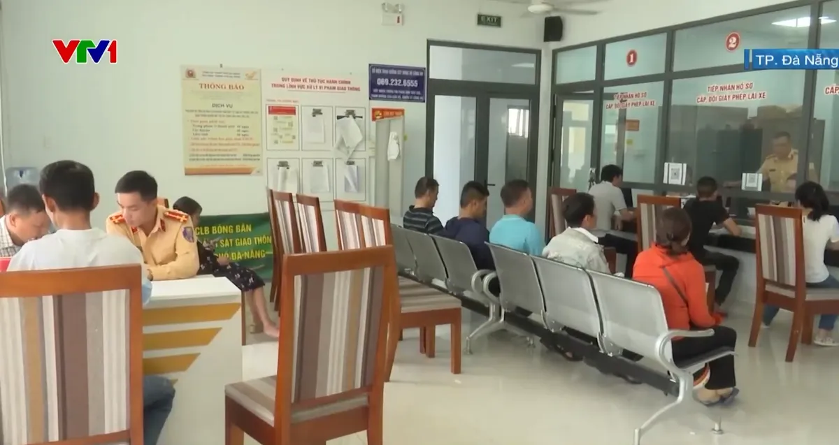 Chậm thi sát hạch lái xe, người dân mòn mỏi chờ bằng lái - Ảnh 1.