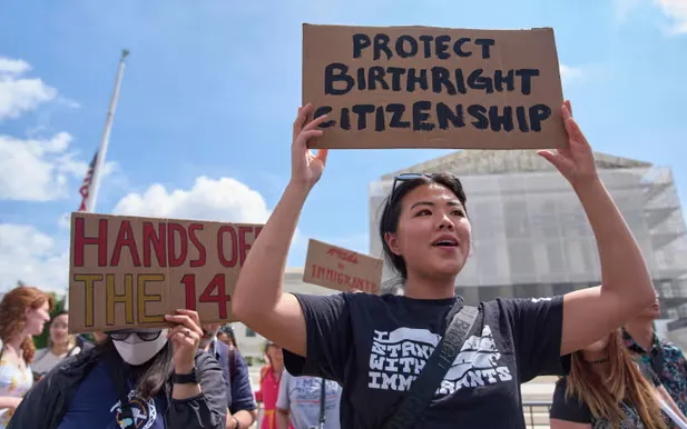 Người dân biểu tình ủng hộ quyền công dân theo nơi sinh bên ngoài Tòa án Tối cao ở Washington vào tháng 5/2025 (Ảnh: AP) Người dân biểu tình ủng hộ quyền công dân theo nơi sinh bên ngoài Tòa án Tối cao ở Washington vào tháng 5/2025 (Ảnh: AP)