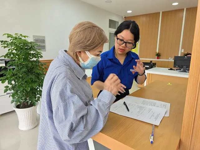 Thanh niên tình nguyện hỗ trợ chính quyền hai cấp - Ảnh 4.