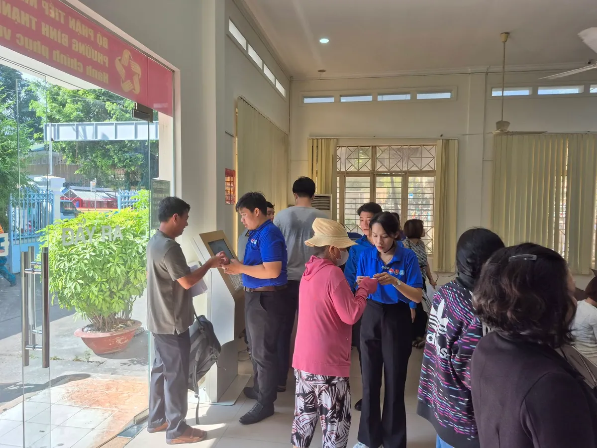 Thanh niên tình nguyện hỗ trợ chính quyền hai cấp - Ảnh 1.
