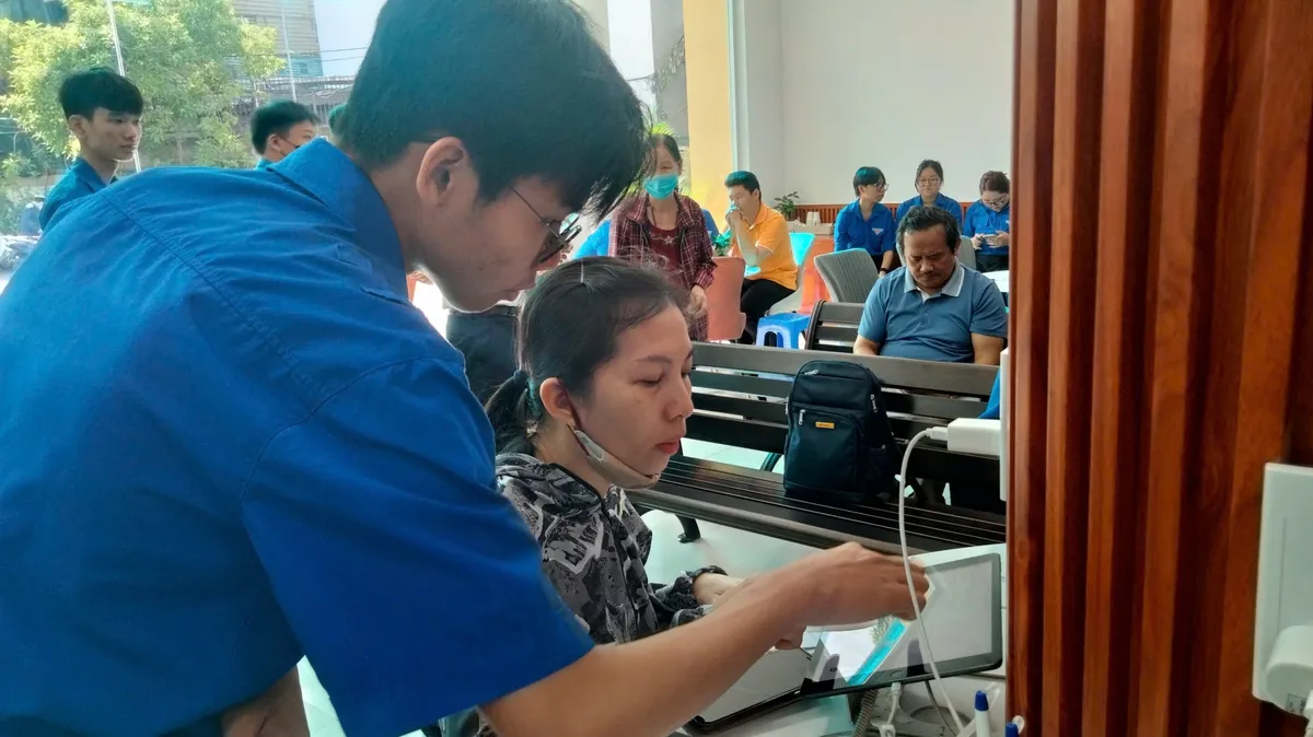 Thanh niên tình nguyện hỗ trợ chính quyền hai cấp - Ảnh 2.