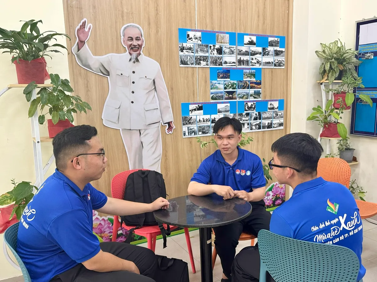Thanh niên tình nguyện hỗ trợ chính quyền hai cấp - Ảnh 8.