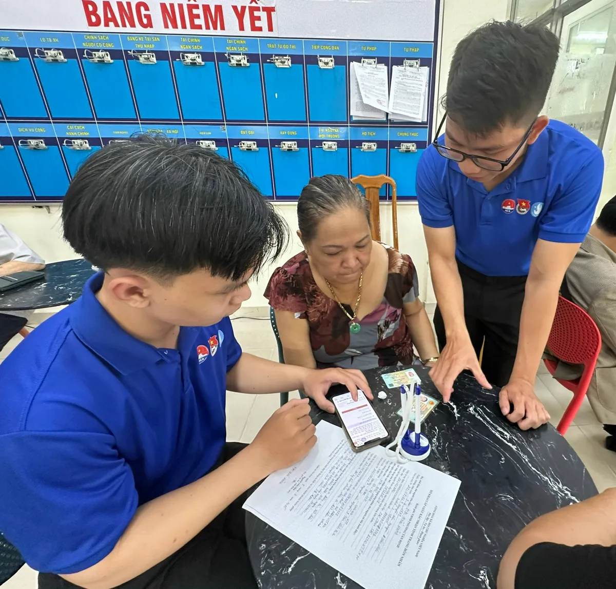 Thanh niên tình nguyện hỗ trợ chính quyền hai cấp - Ảnh 7.