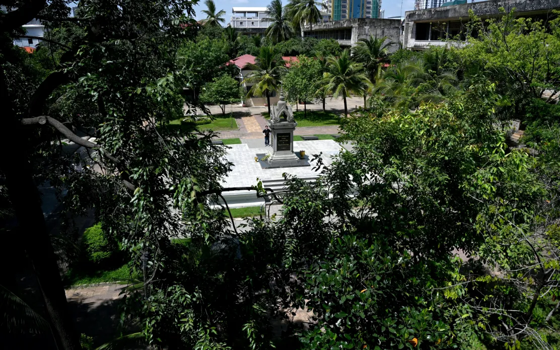 Đài tưởng niệm các nạn nhân của chế độ Khmer Đỏ tại Bảo tàng Diệt chủng Tuol Sleng ở Phnom Penh, ngày 12/7/2025 (Ảnh: AFP)