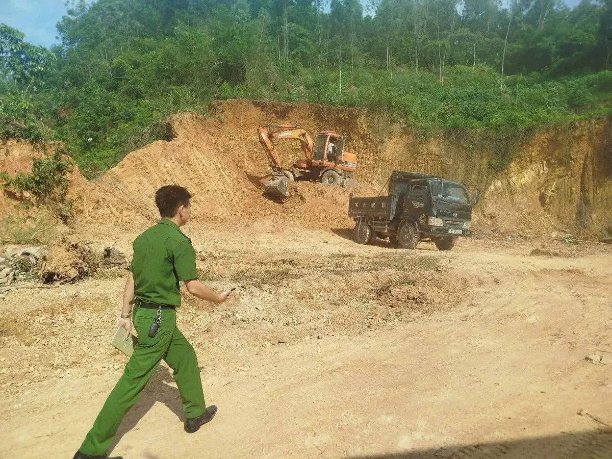 Nghệ An: Lợi dụng sáp nhập hành chính, lập mộ giả để chiếm đất nghĩa trang trái phép - Ảnh 1.