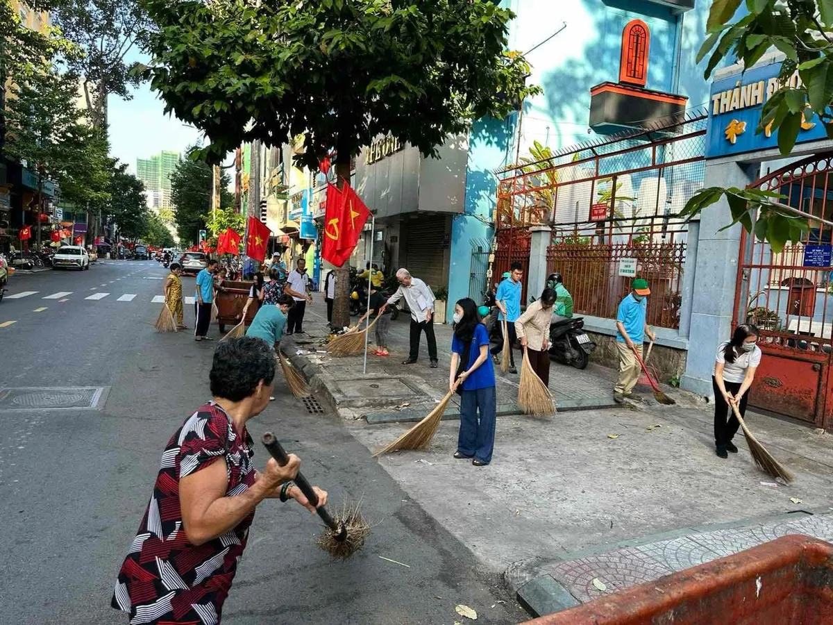 TP Hồ Chí Minh: Mỗi tuần 15 phút cùng nhau làm sạch thành phố- Ảnh 1. TP Hồ Chí Minh: Mỗi tuần 15 phút cùng nhau làm sạch thành phố- Ảnh 1.