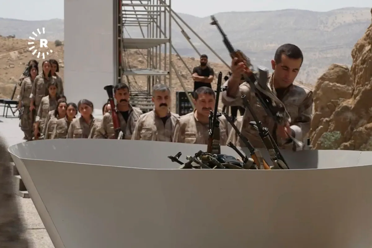 Phiến qu&acirc;n PKK giao nộp vũ kh&iacute; tại Iraq - Ảnh 1.