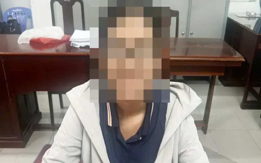 M.L. trình báo với công an về việc bị kẻ giả danh công an lừa đảo M.L. trình báo với công an về việc bị kẻ giả danh công an lừa đảo