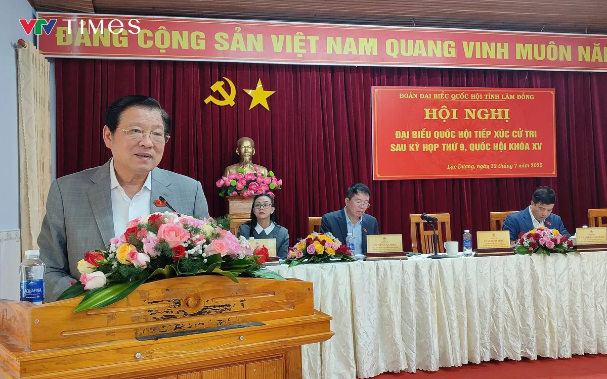 Đồng chí Phan Đình Trạc Trưởng ban Nội Chính Trung ương giải đáp một số ý kiến của cử tri. Đồng chí Phan Đình Trạc Trưởng ban Nội Chính Trung ương giải đáp một số ý kiến của cử tri.
