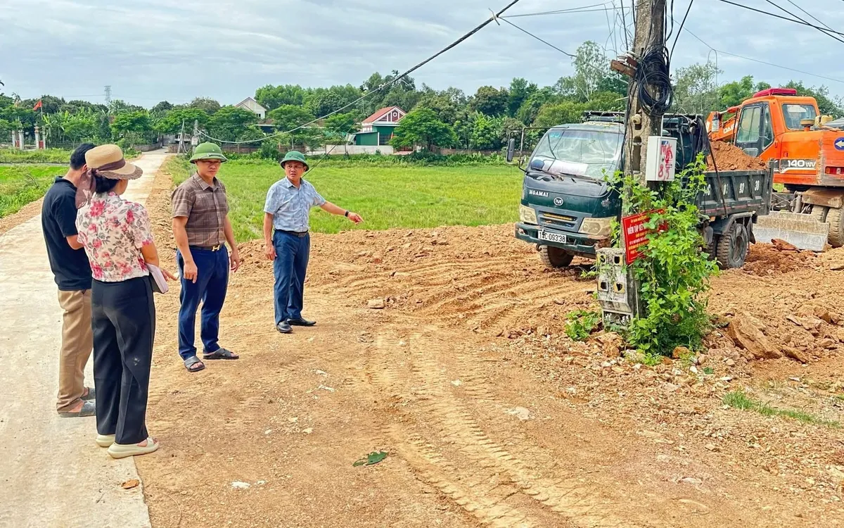 Một số người có hành vi đổ đất trái phép trên đất nông nghiệp và khai thác đất không đúng quy định. Ảnh CSCC. Một số người có hành vi đổ đất trái phép trên đất nông nghiệp và khai thác đất không đúng quy định. Ảnh CSCC.