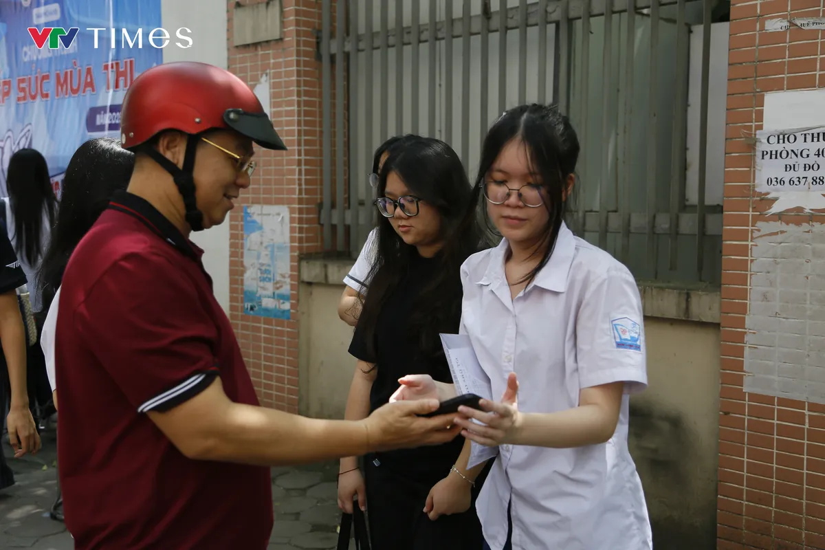 TP Hồ Chí Minh đề xuất cấm học sinh dùng điện thoại trong trường: Nhiều ủng hộ, cũng có băn khoăn - Ảnh 1.