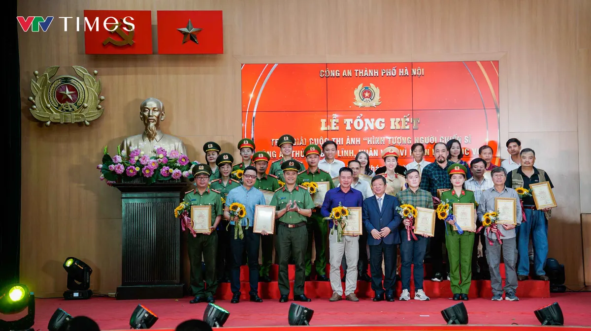 Trao giải cuộc thi ảnh về người chiến sĩ Công an Thủ đô vì nhân dân phục vụ - Ảnh 1.
