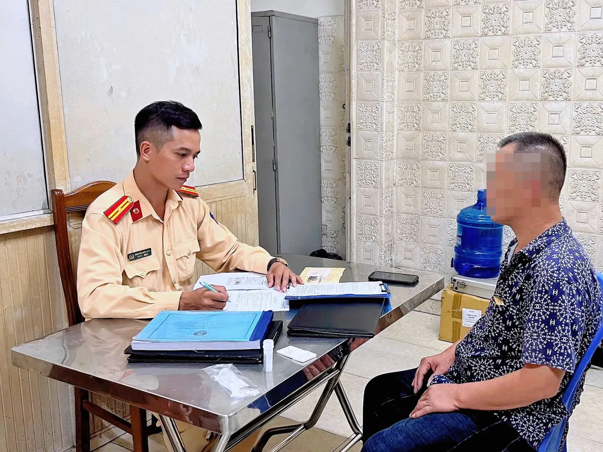 Hà Nội: Tài xế xe tải lĩnh phạt vì đi tắt qua giải phân cách cố định- Ảnh 1.