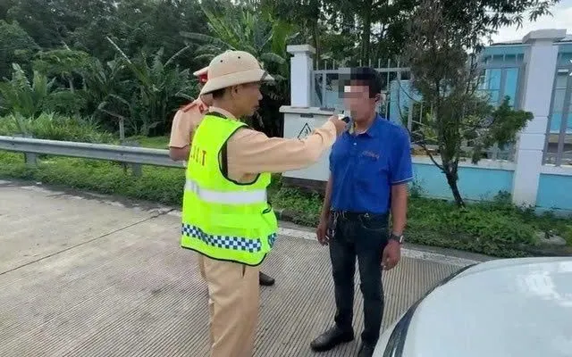 Tổ công tác đo nồng độ cồn tài xế. Tổ công tác đo nồng độ cồn tài xế.
