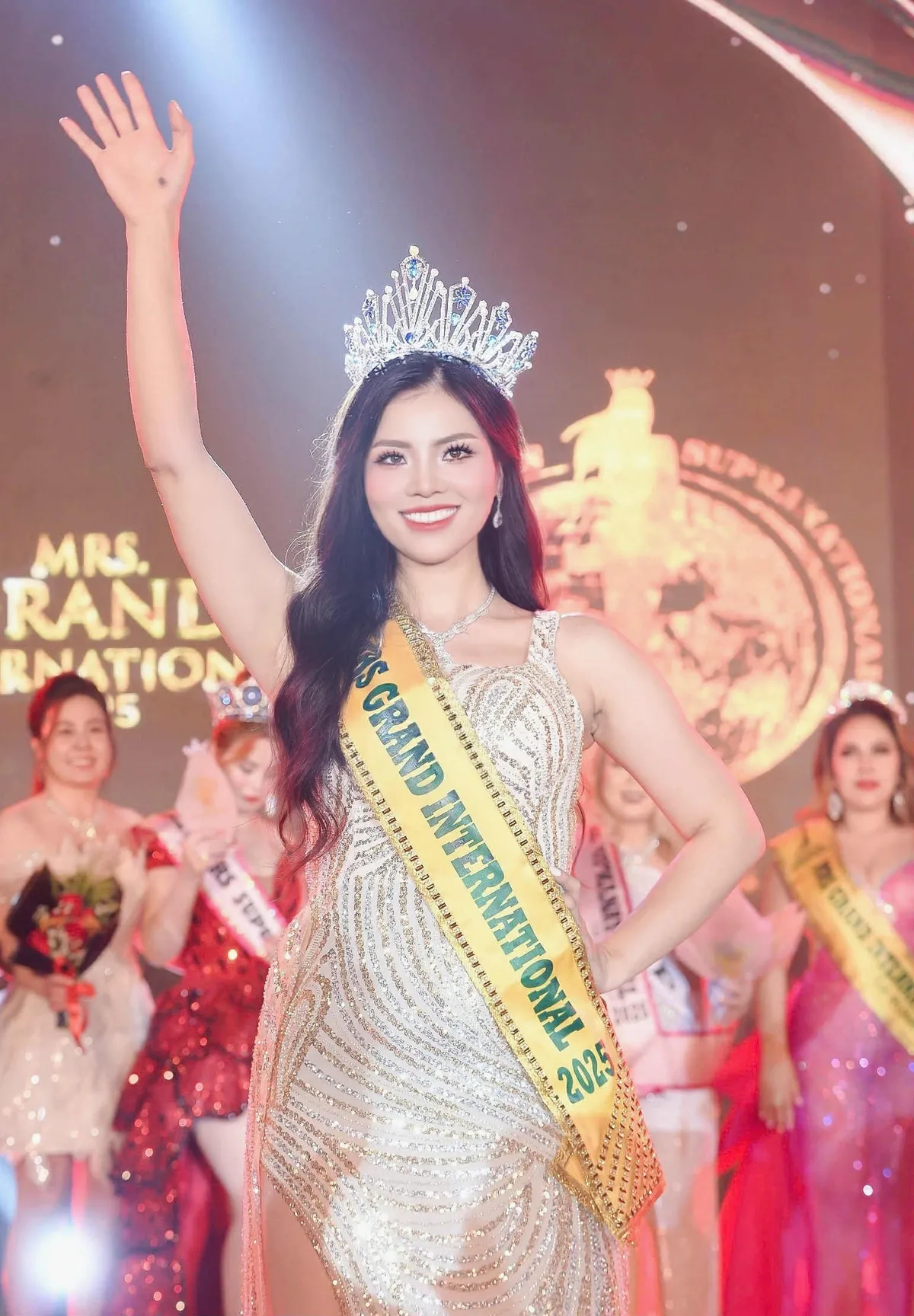 Câu hỏi về định kiến với phụ nữ kết hôn chọn ra tân Mrs Grand International 2025- Ảnh 1. Câu hỏi về định kiến với phụ nữ kết hôn chọn ra tân Mrs Grand International 2025- Ảnh 1.