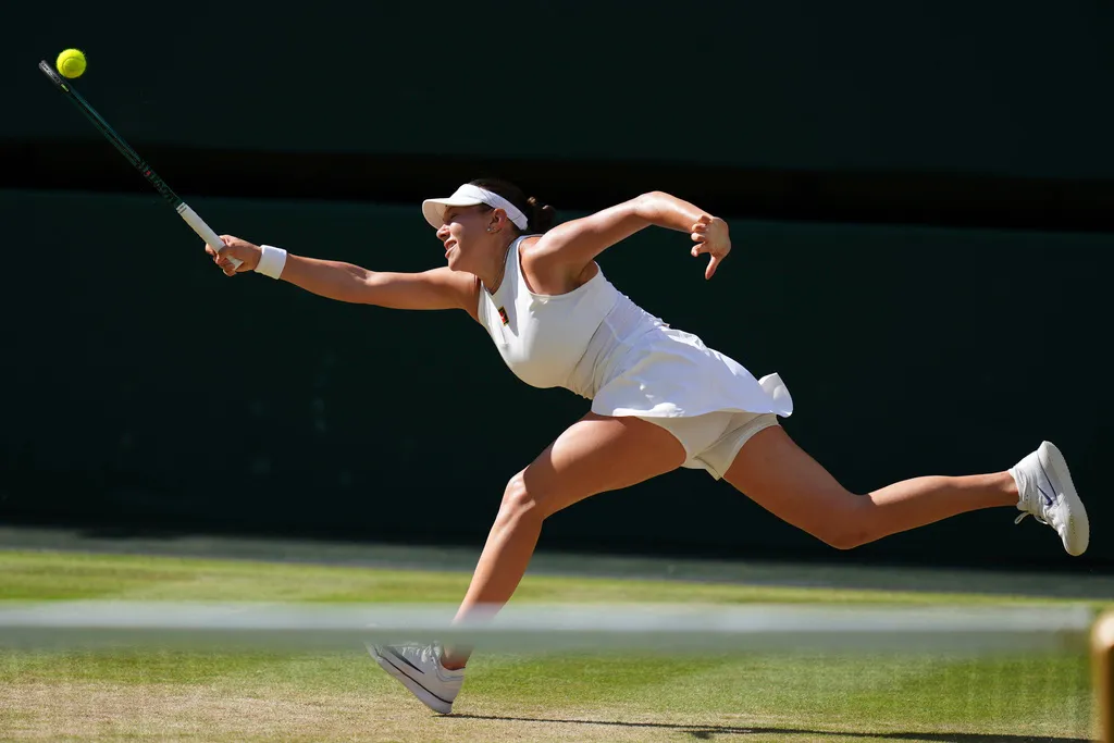 Lịch Sử Gọi T&ecirc;n Iga Swiatek: Chức V&ocirc; Địch Wimbledon Đầu Ti&ecirc;n v&agrave; Kỳ T&iacute;ch Thế Kỷ- Ảnh 2.