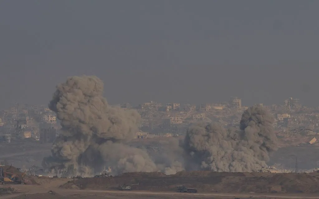 Khói bốc lên từ vụ nổ ở phía Bắc Dải Gaza, nhìn từ miền Nam Israel ngày 13/7/2025 (Ảnh: Ohad Zwigenberg) Khói bốc lên từ vụ nổ ở phía Bắc Dải Gaza, nhìn từ miền Nam Israel ngày 13/7/2025 (Ảnh: Ohad Zwigenberg)