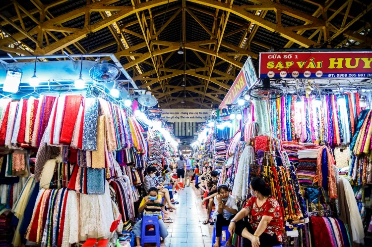 chợ Tân Định từng được gọi là 'chợ vải', bởi từ bên ngoài đến bên trong chợ đều quy tụ nhiều tiểu thương tìm đến bán vải. anh tcdulichtphcm.vn.jpg