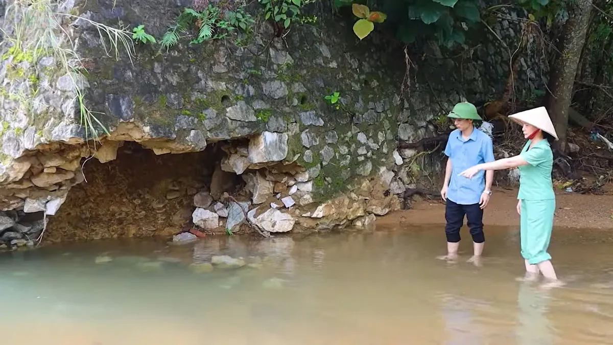 Thái Nguyên: Hố sụt lớn xuất hiện tại trường nội trú Nguyễn Bỉnh Khiêm, tiềm ẩn nhiều nguy hiểm - Ảnh 2.