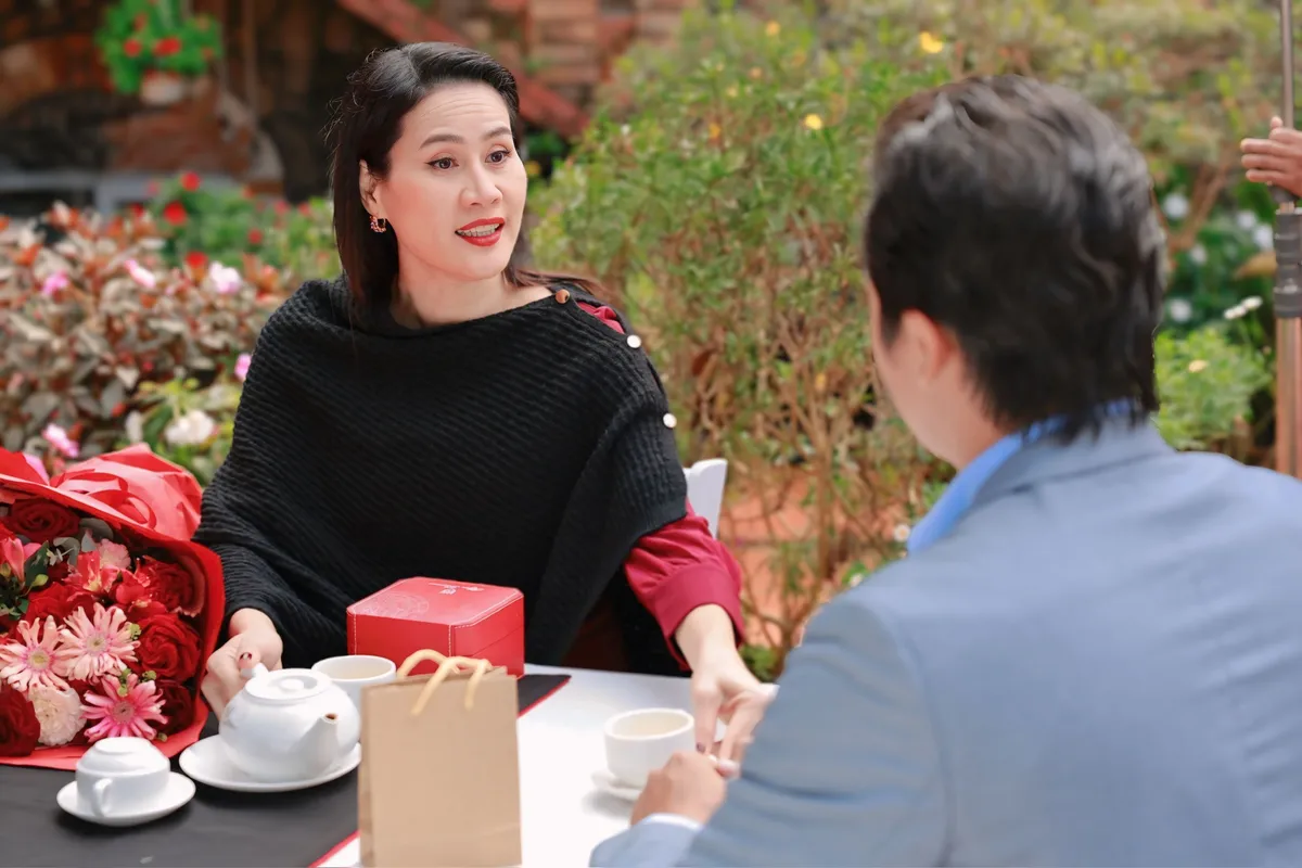 Thân Thúy Hà khác lạ trong vai nàng dâu nhẫn nhịn  - Ảnh 1.