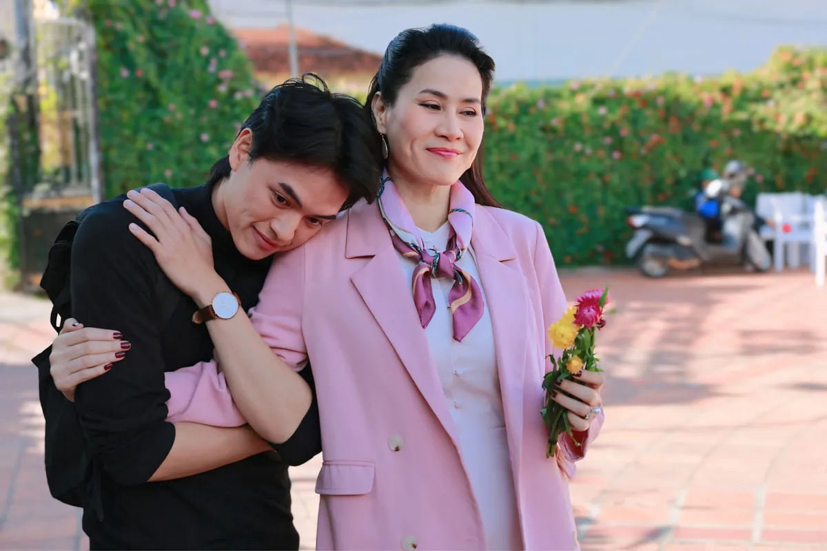 Thân Thúy Hà khác lạ trong vai nàng dâu nhẫn nhịn  - Ảnh 2.